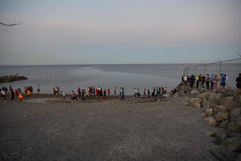 Inmigrantes en la playa de El Tarajal