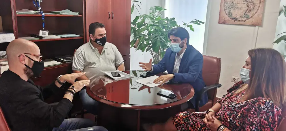 Sergio Pelayo y Montserrat Barroso durante la reuni&oacute;n