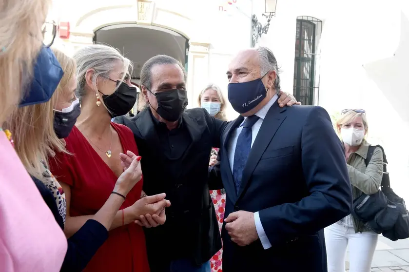 El alcalde y la consejera de Cultura, Patricia del Pozo, con Pepe de Luc&iacute;a, hermano del genio de la guitarra algecire&ntilde;o