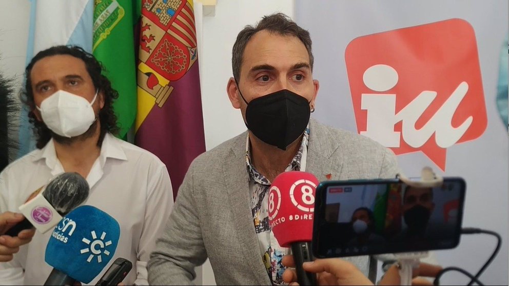 El coordinador de IU Andalucía, Toni Valero, este sábado haciendo declaraciones a los medios en La Línea