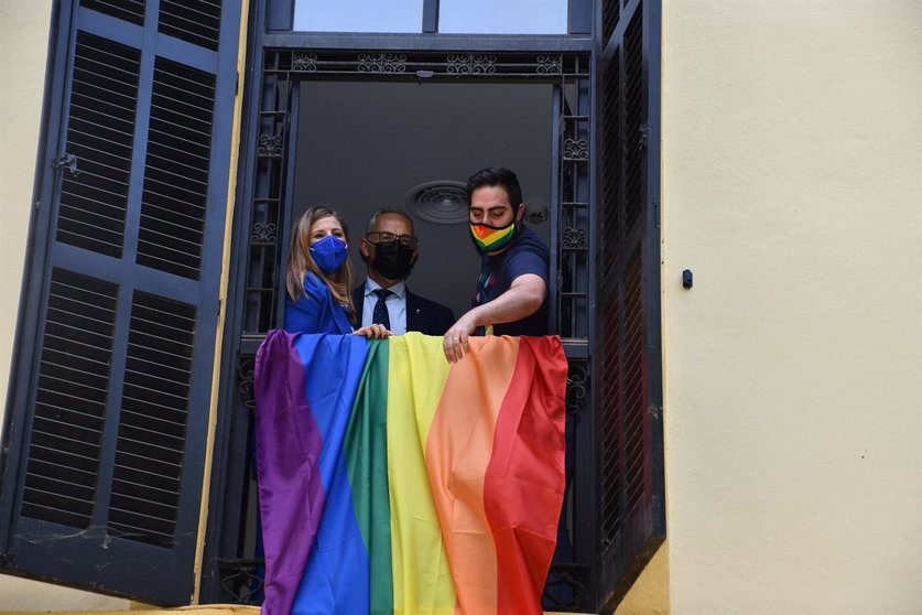 La presidenta de la Diputación de Cádiz, Irene García, durante la colocación de la bandera LGTBI en la facha de la Mancomunidad de municipios del Campo de Gibraltar