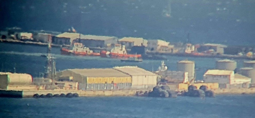 El submarino HMS Artful llegando a Gibraltar con dos remolcadores 