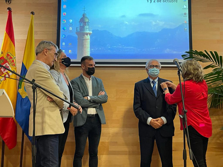 El presidente de la FAPE recibe la insignia de la ciudad de Algeciras