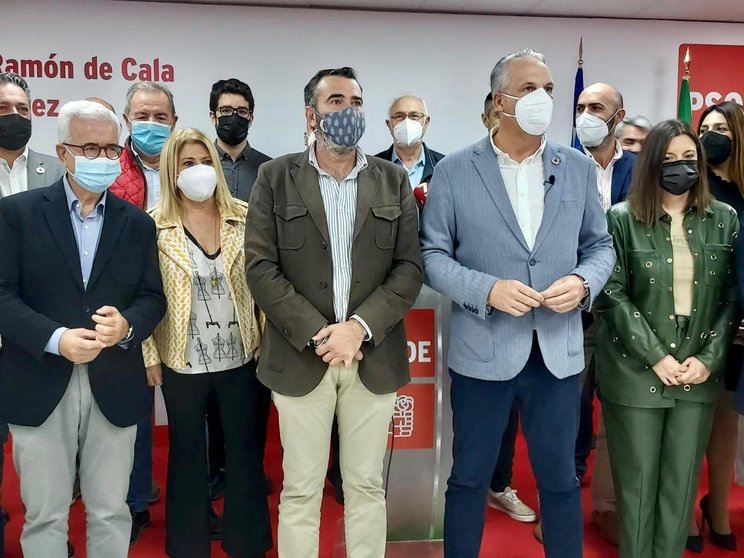 Ruiz Boix junto a dirigentes del PSOE