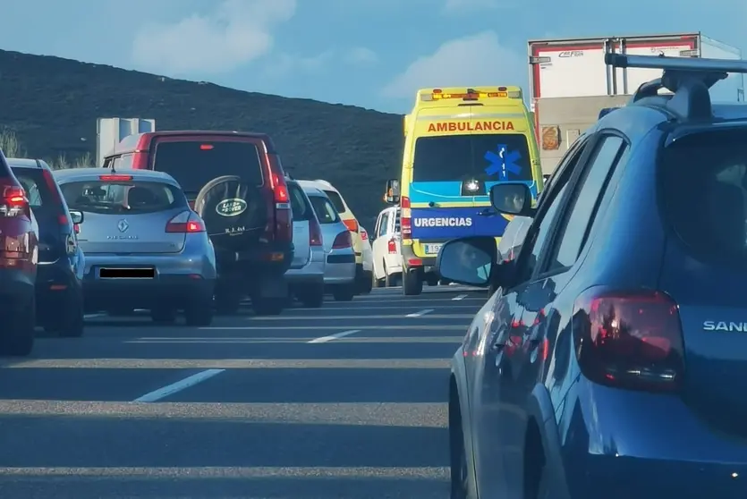 Un atasco en carretera (ARCHIVO)
