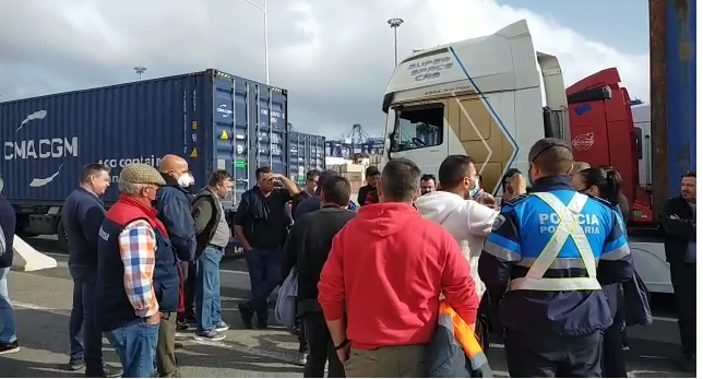 Camioneros en el puerto de Algeciras