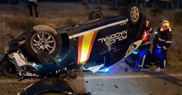 veh&iacute;culo policial tras ser embestido