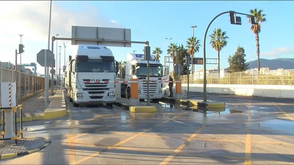 Camiones parados en el puerto de Algeciras