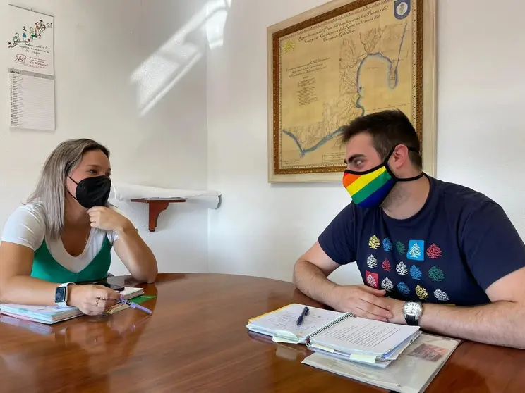Tomillero (d) en una reuni&oacute;n en el Ayuntamiento de Los Barrios.