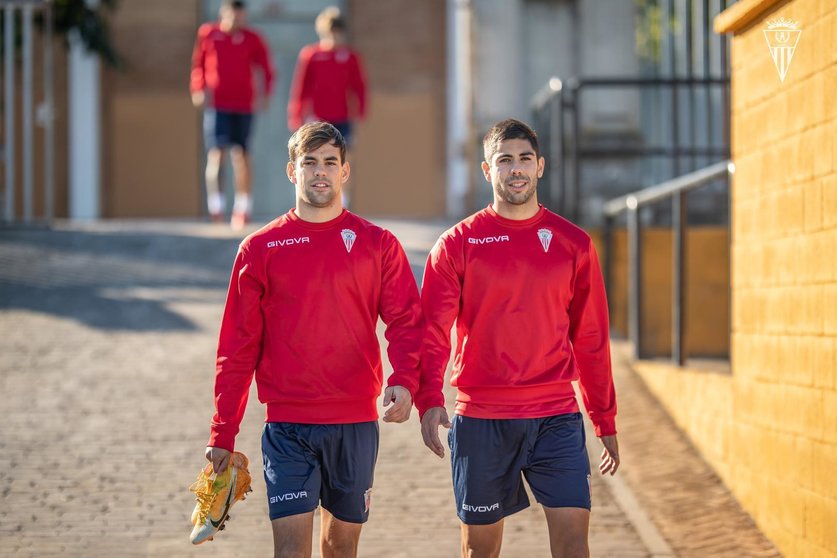 Víctor López y Roni antes de iniciar los entrenos. FOTO :ACF