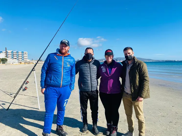 El concejal de Pesca, Fran Arango, con miembros del club.