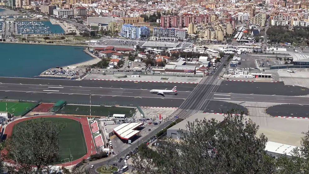 Un avión despega desde el aeropuerto de Gibraltar