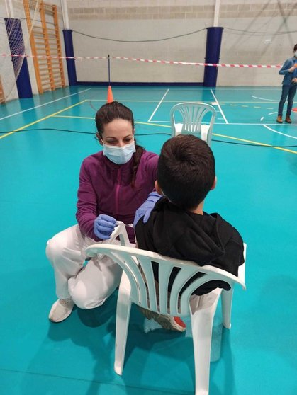 Un niño recibe su vacuna en el pabellón Andrés Mateo de Algeciras