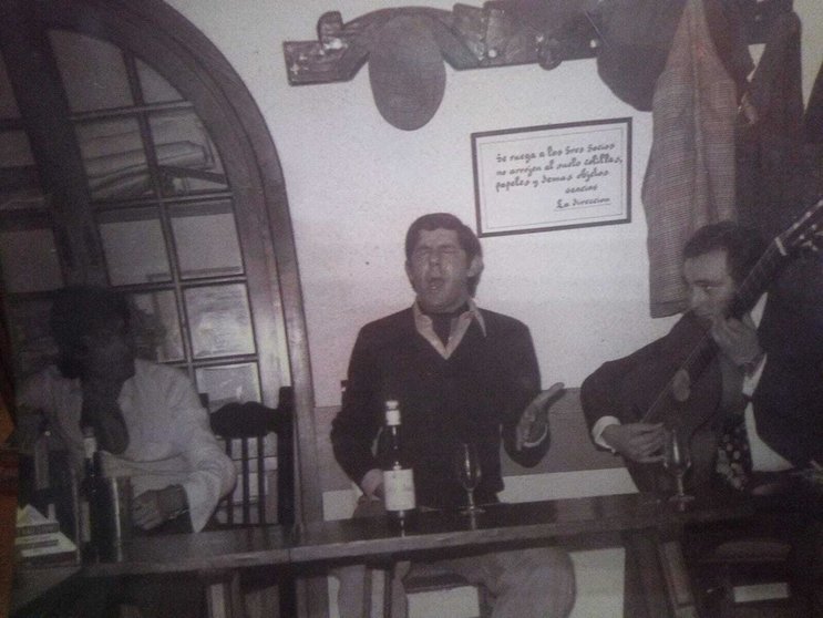El Pañero cantando con el acompañamiento de Parrilla de Jere ante la mirada de Manuel Agujetas
