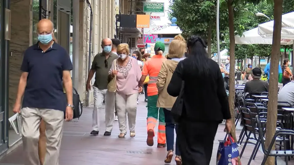 gente pasea con mascarilla