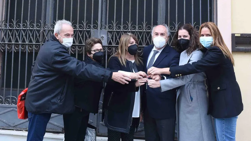 El alcalde y la delegada de Servicios Sociales, con representantes de Apadis en la entrega de la nueva sede