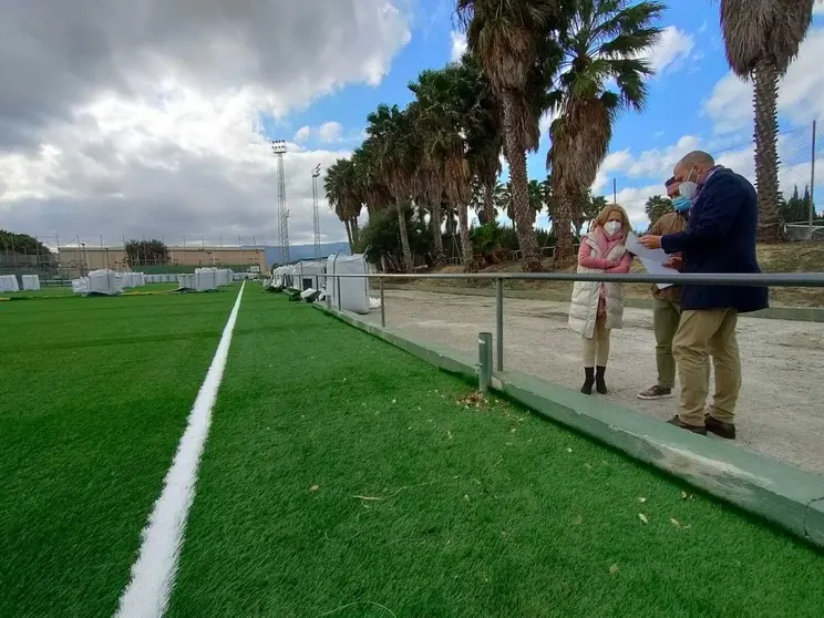 El alcalde y los concejales, junto al campo de f&uacute;tbol.