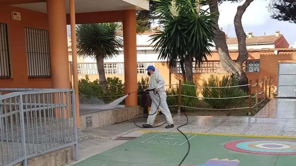 Un operario de limpieza, en un colegio de La L&iacute;nea