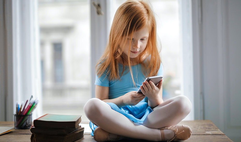 Una niña con un smartphone