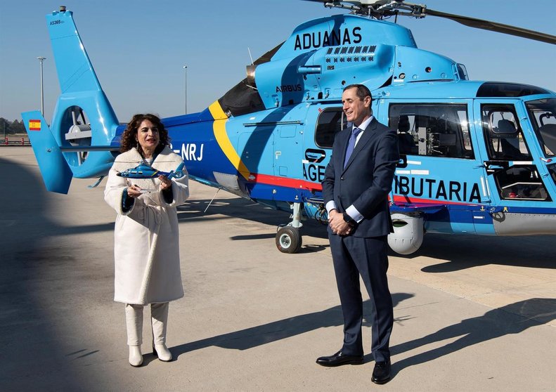 La ministra Montero, en el acto de entrega del helicóptero