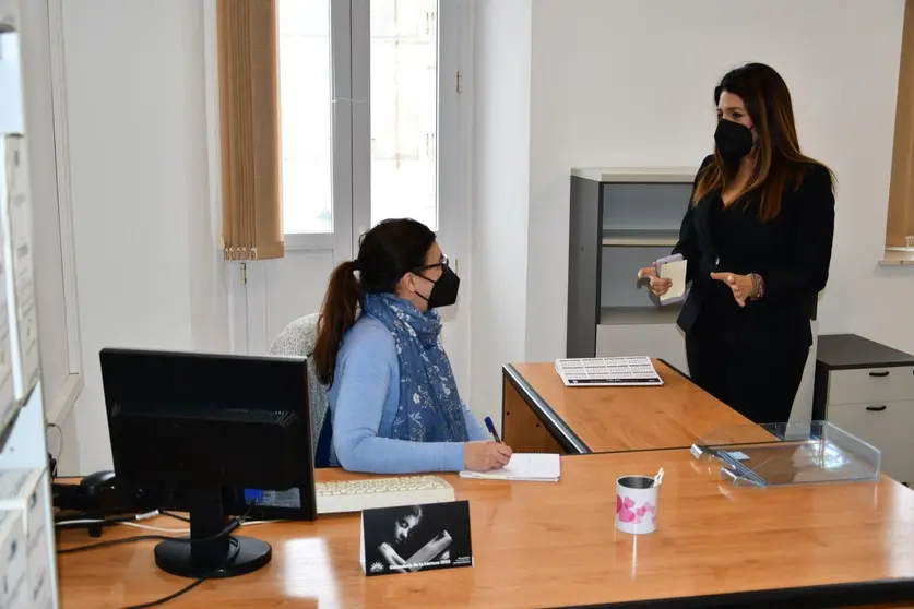 Laconcejal de Empleo, Bel&eacute;n Jim&eacute;nez, con una funcionaria de la delegaci&oacute;n