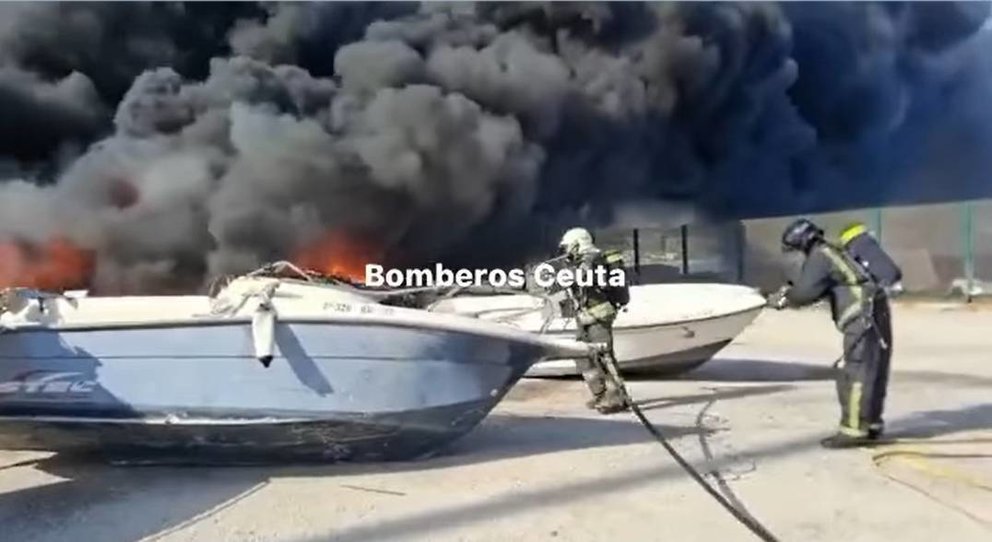 incendio embarcaciones puerto de ceuta