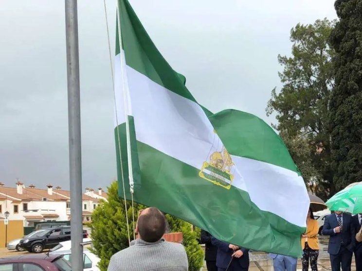 Izado de la bandera de Andalucía un 28F en Los Barrios