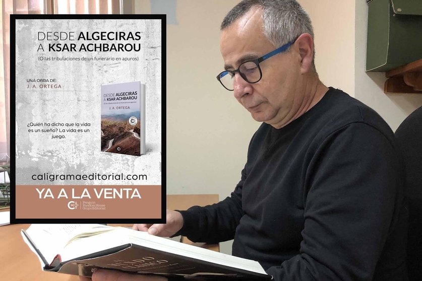 José Antonio Ortega, con la portada de su última novela, 'Desde Algeciras a Ksar Achbarou'