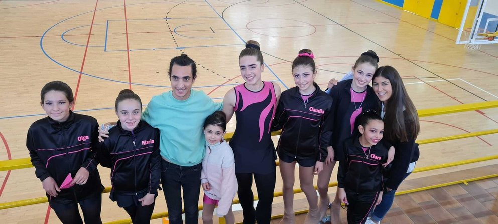 Los entrenadores del club Nisre y Pablo, con las chicas que compitieron en Fuengirola. CP Ciudad de Algeciras.