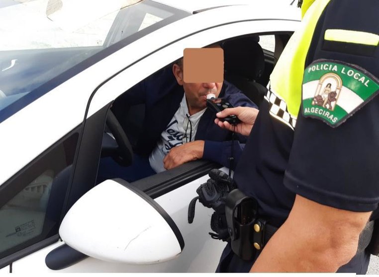 Prueba de alcoholemia por la Policía Local de Algeciras