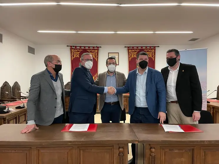 Firma del convenio entre la C&aacute;mara de Comercio y Aadell