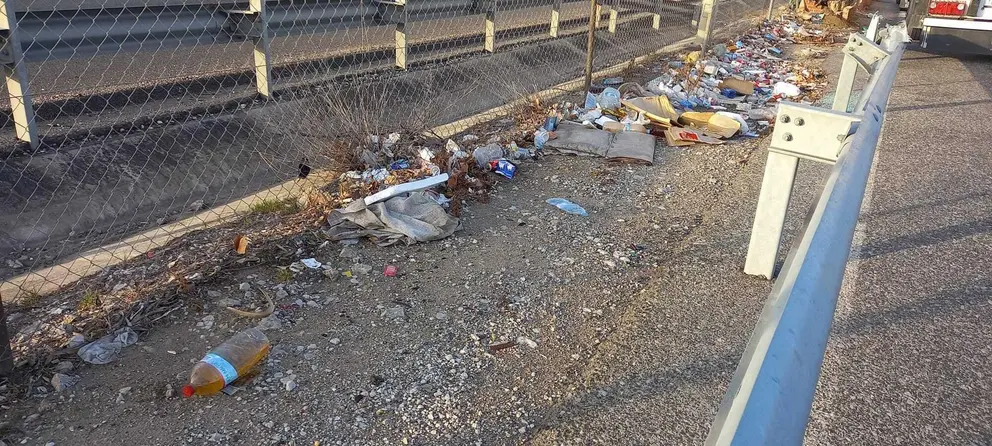 Basura junto al carril de Las Marismas