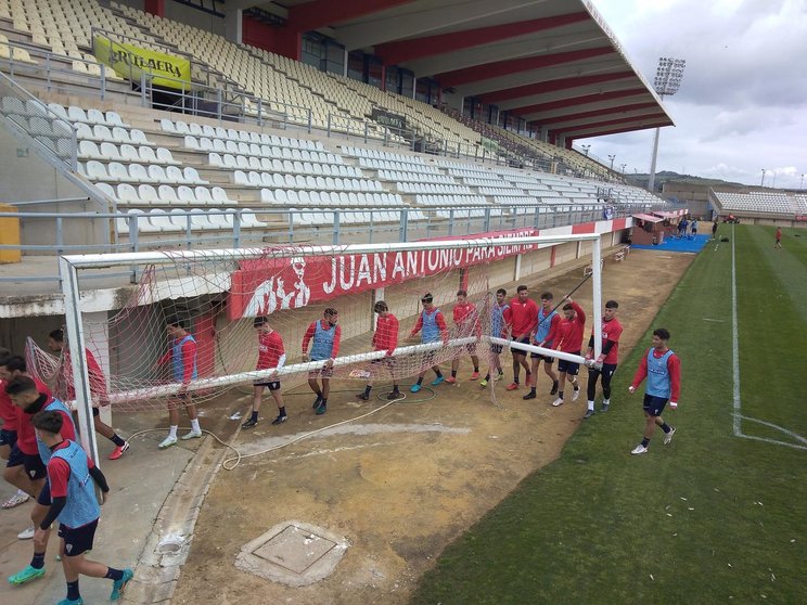 Los jugadores del Algeciras en el último entrenamiento, en su estadio. FOTO: Horasur