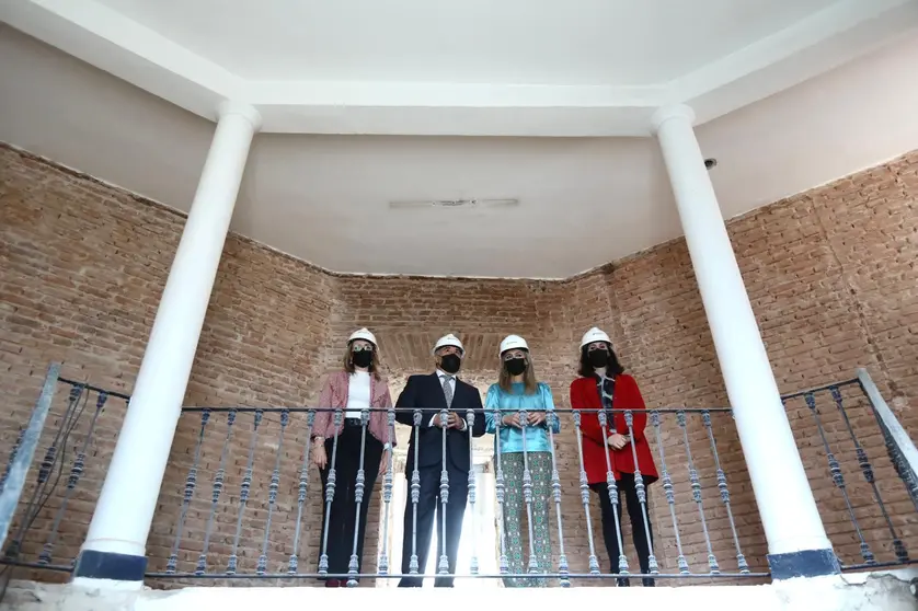 Del Pozo, visitando las obras del futuro centro dedicado a Paco de Luc&iacute;a