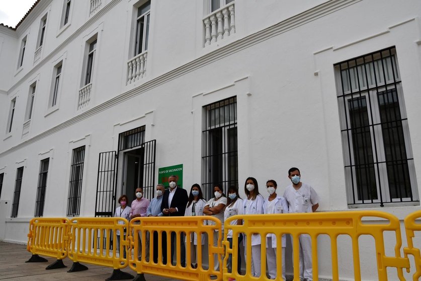 Visita de autoridades municipales al punto de vacunación Diego Salinas