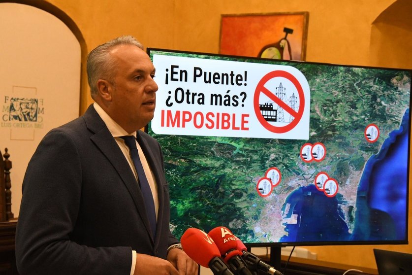 Comparecencia de Ruiz Boix para expresar el rechazo municipal al proyecto de subestación eléctrica en Puente Mayorga