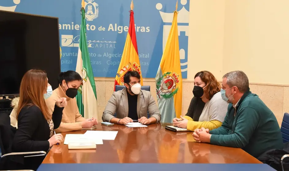 reuni&oacute;n sobre tarjetas de estacionamiento para vecinos del recinto ferial