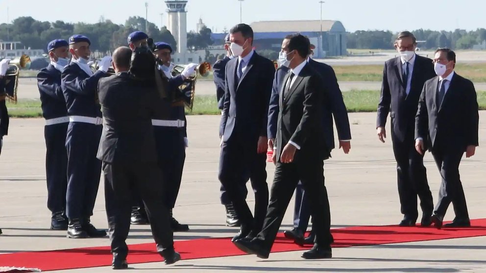Sánchez y Albares, recibidos en Marruecos al bajar del avión