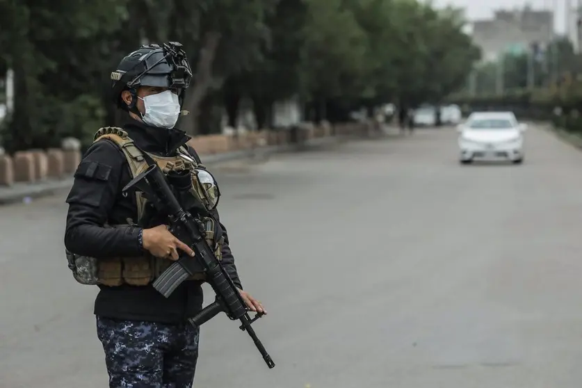 un militar armado