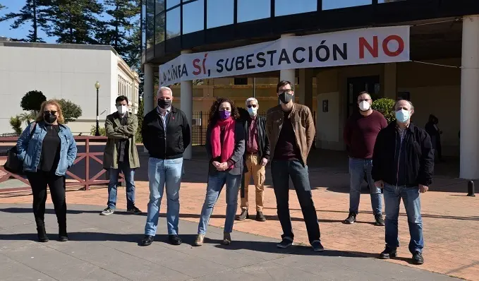 La parlamentaria Inmaculada Nieto, junto a miembros de IU La L&iacute;nea y cargos de la direcci&oacute;n provincial de IU C&aacute;diz