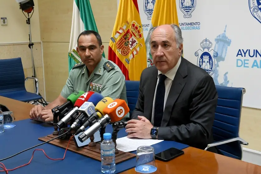 El alcalde de Algeciras, junto al coronel de la Guardia Civil en la presentaci&oacute;n