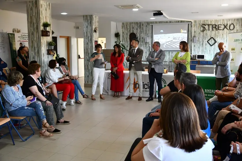 Visita del delegado de Educaci&oacute;n a San Roque