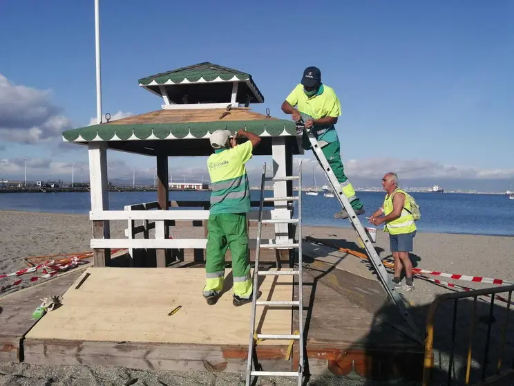 Instalaci&oacute;n de mobiliario en las playas linenses
