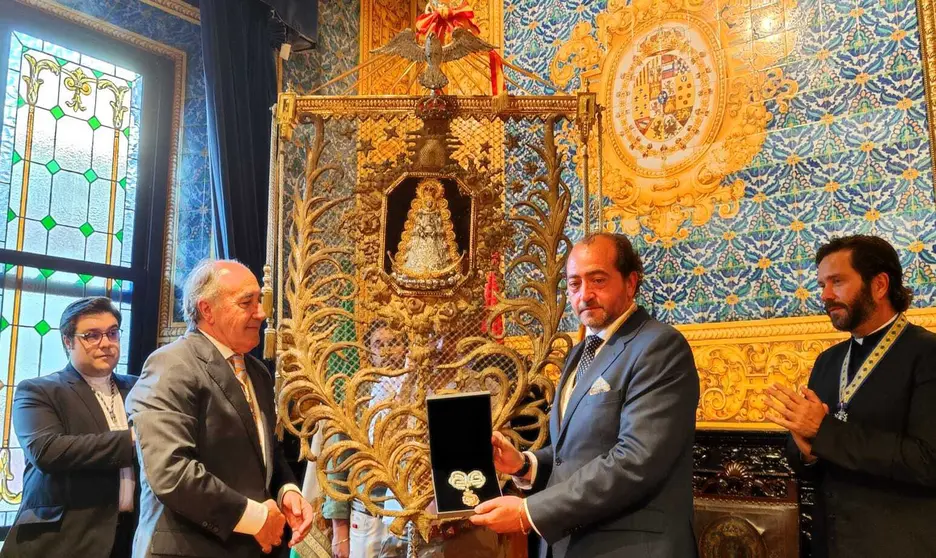 Entrega de la medalla de la ciudad a la Hermandad del Roc&iacute;o