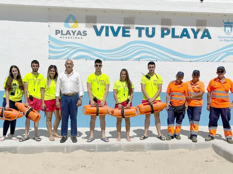 El concejal Ángel Martínez con trabajadores de la playa
