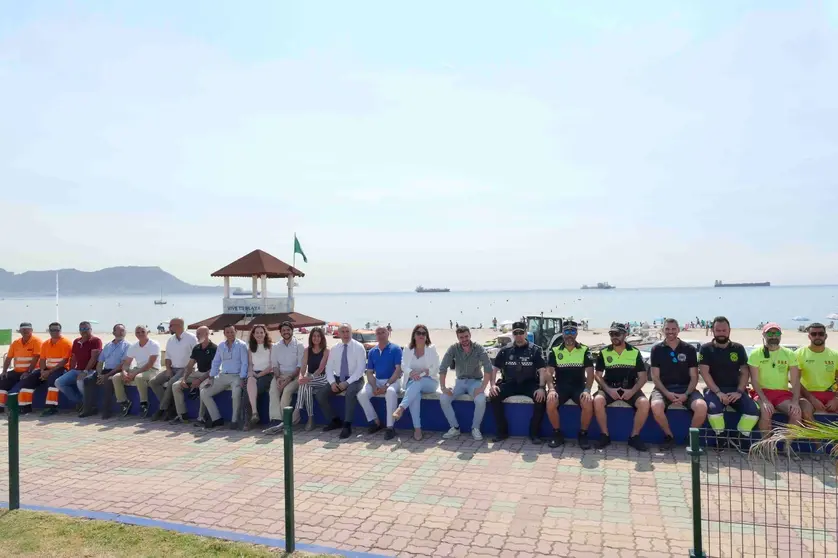 Autoridades y empleados de los servicios de playas