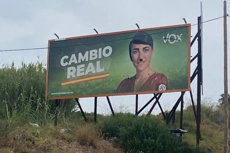 Sabotaje al cartel electoral de Vox