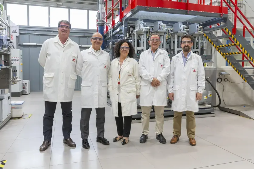 Avelino Corma y miembros de Cepsa en el Centro de Investigaci&oacute;n