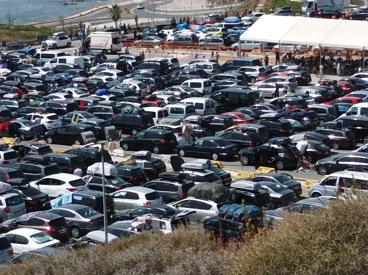 colapso de veh&iacute;culos en los accesos a el tarajal, en ceuta