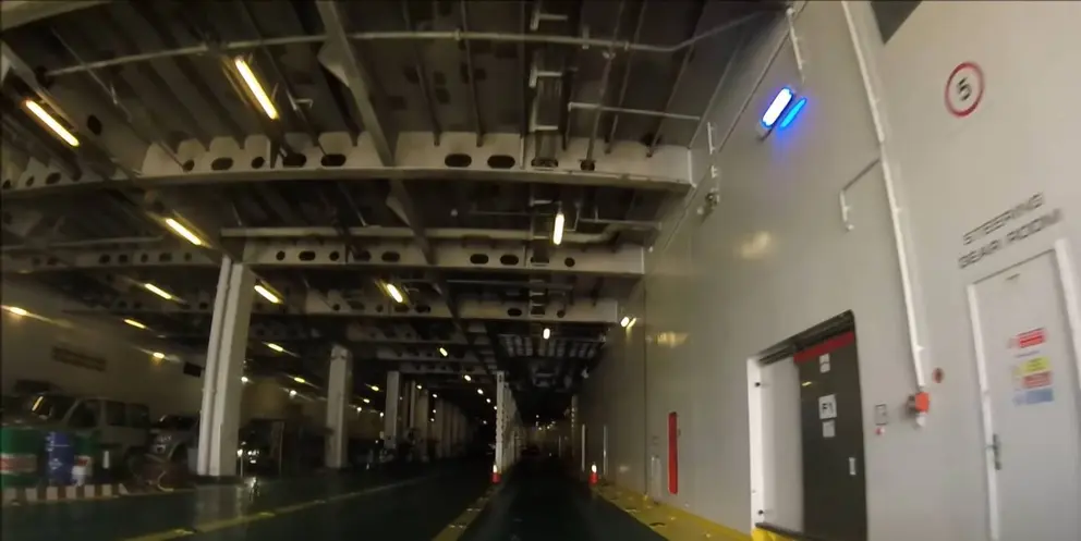 Bodega de vehiculos en un ferry del Estrecho